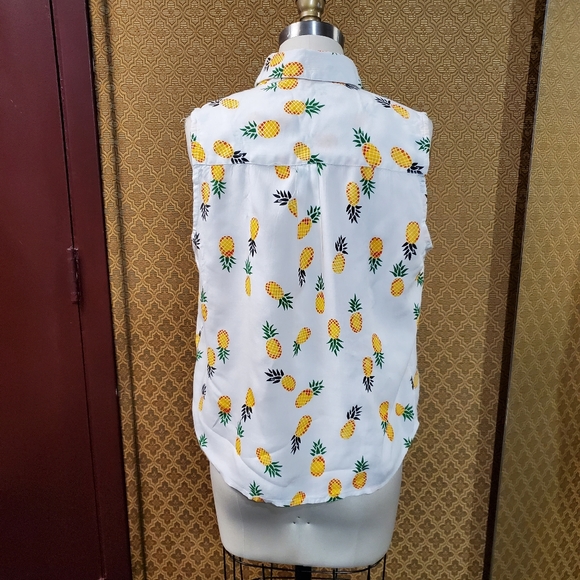 Pineapple button up Sleeveless Shirt - Picture 3 of 4